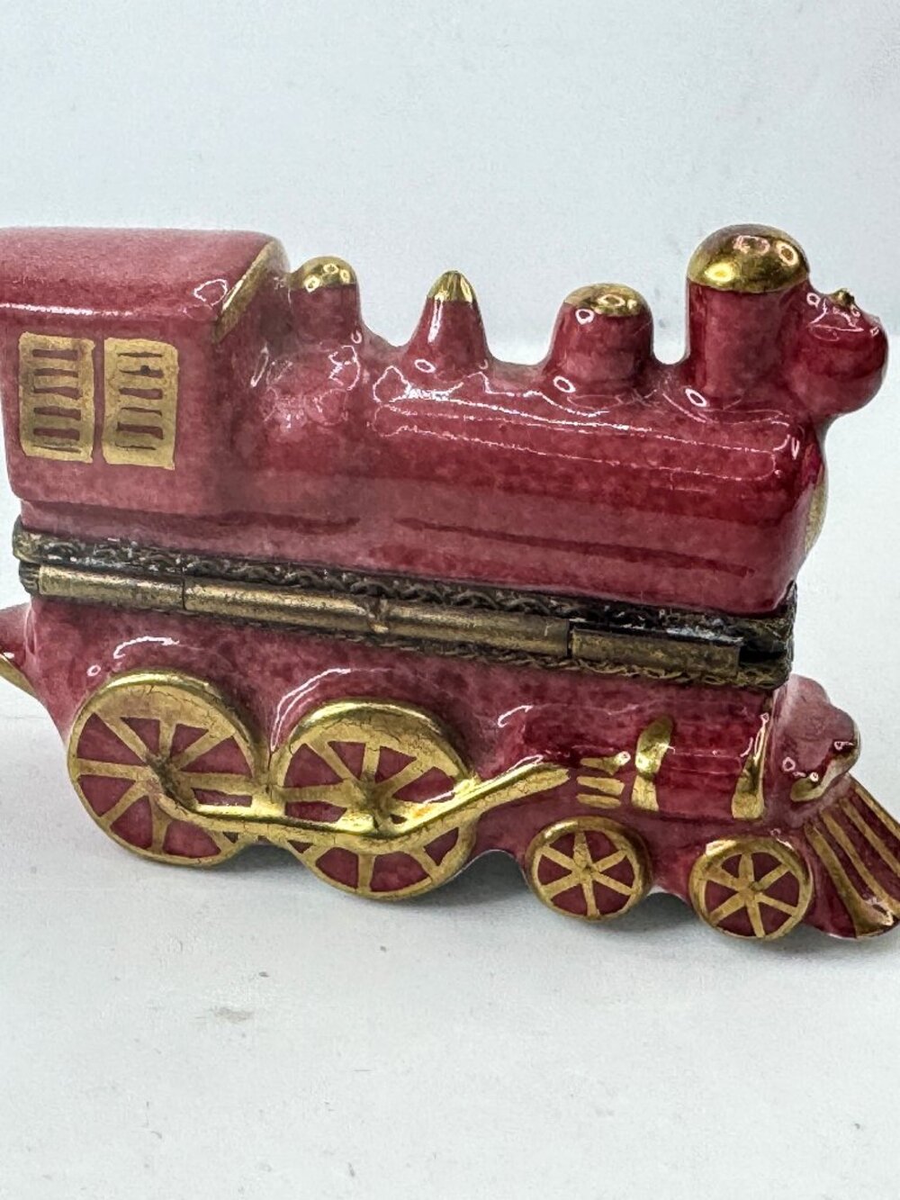 Peint Main Limoges France Red Train Locomotive Porcelain Hinged TrinketBox A1039